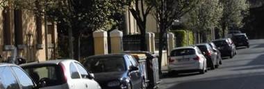 Parcheggio sosta Padova via auto macchine strade alberi fiori 380 ant